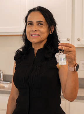 Rosana Gonzalez holding keys to a home